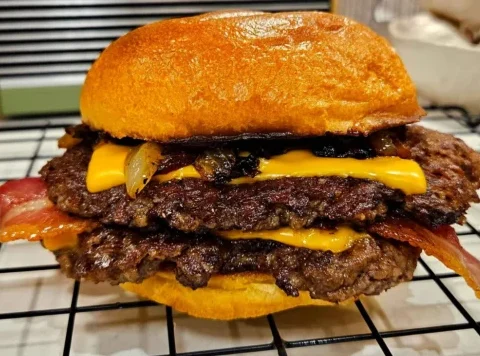 Discover how to make the perfect homemade bacon double cheeseburger with caramelised onions. Juicy, cheesy, and full of flavor — ideal for weekend dinners or casual cookouts.