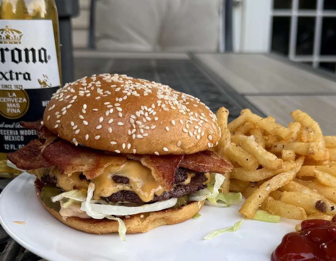 Craving a crispy, juicy smash burger at home? Learn how to make the best homemade bacon cheese smash burger and fries with simple ingredients and step-by-step tips.
